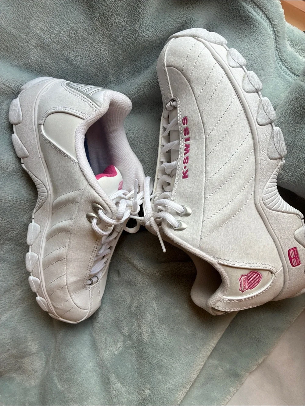 K-Swiss Women's Classic White Athletic Sneakers with Pink Accents- Size 8 - Picture 3 of 10